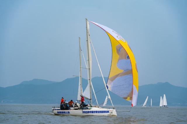 寧波東錢湖旅游學(xué)校東旅揚(yáng)帆二隊在比賽中 學(xué)校供圖.jpg