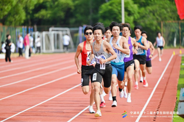 付斌文（前一）參加寧波市第十二屆大學(xué)生田徑運(yùn)動(dòng)會(huì) 學(xué)校供圖.png