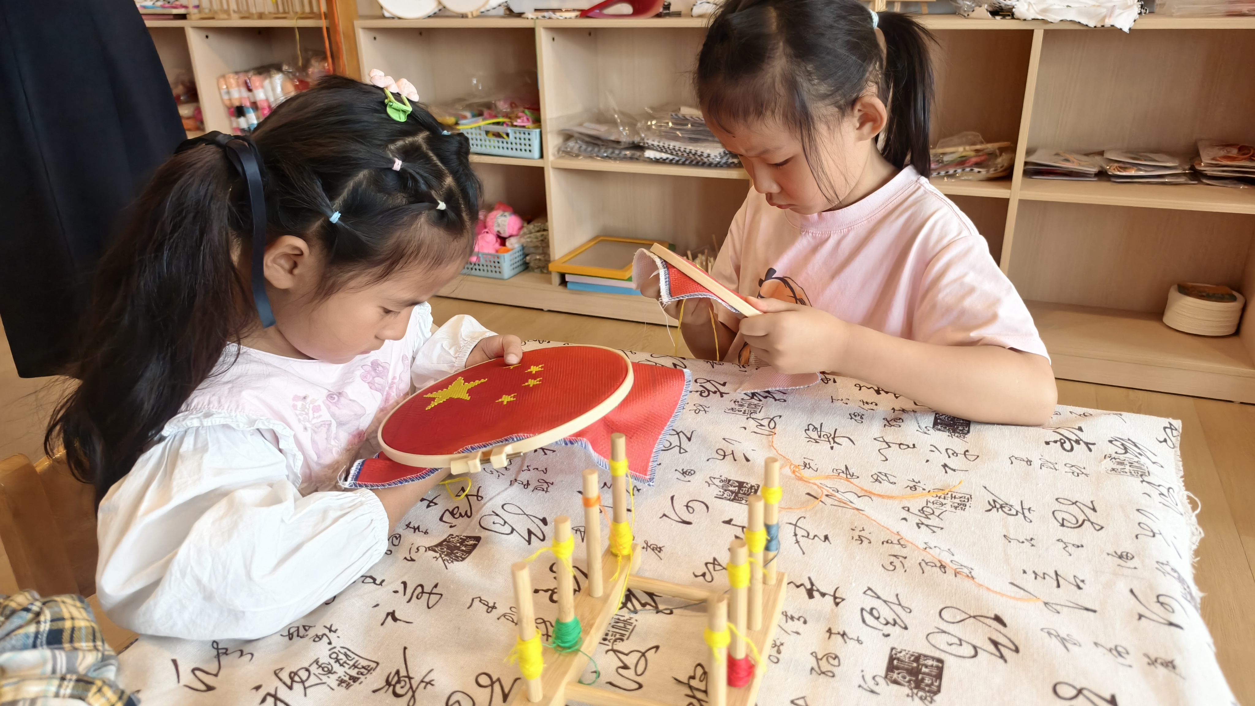 沾益區(qū)第二幼兒園里孩子們正在刺繡 張樸仙拍攝.jpg