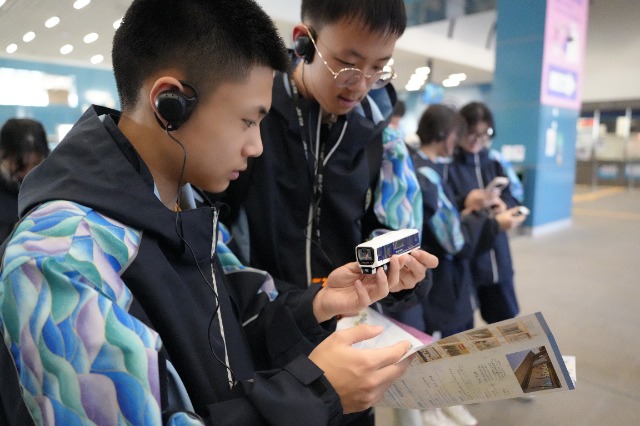 寧波市職業(yè)技術(shù)教育中心學校學生查看澳門輕軌模型 學校供圖.JPG