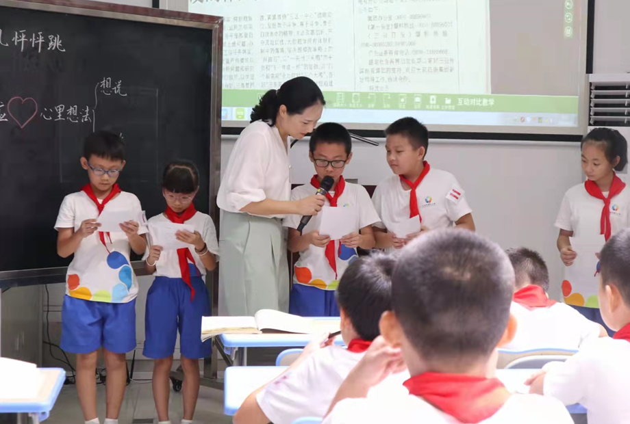 2020年9月簡(jiǎn)怡老師在三亞參加省級(jí)課堂教學(xué)大賽執(zhí)教《我的心兒怦怦跳》獲省級(jí)一等獎(jiǎng)（拍攝：陳亞運(yùn)）.png