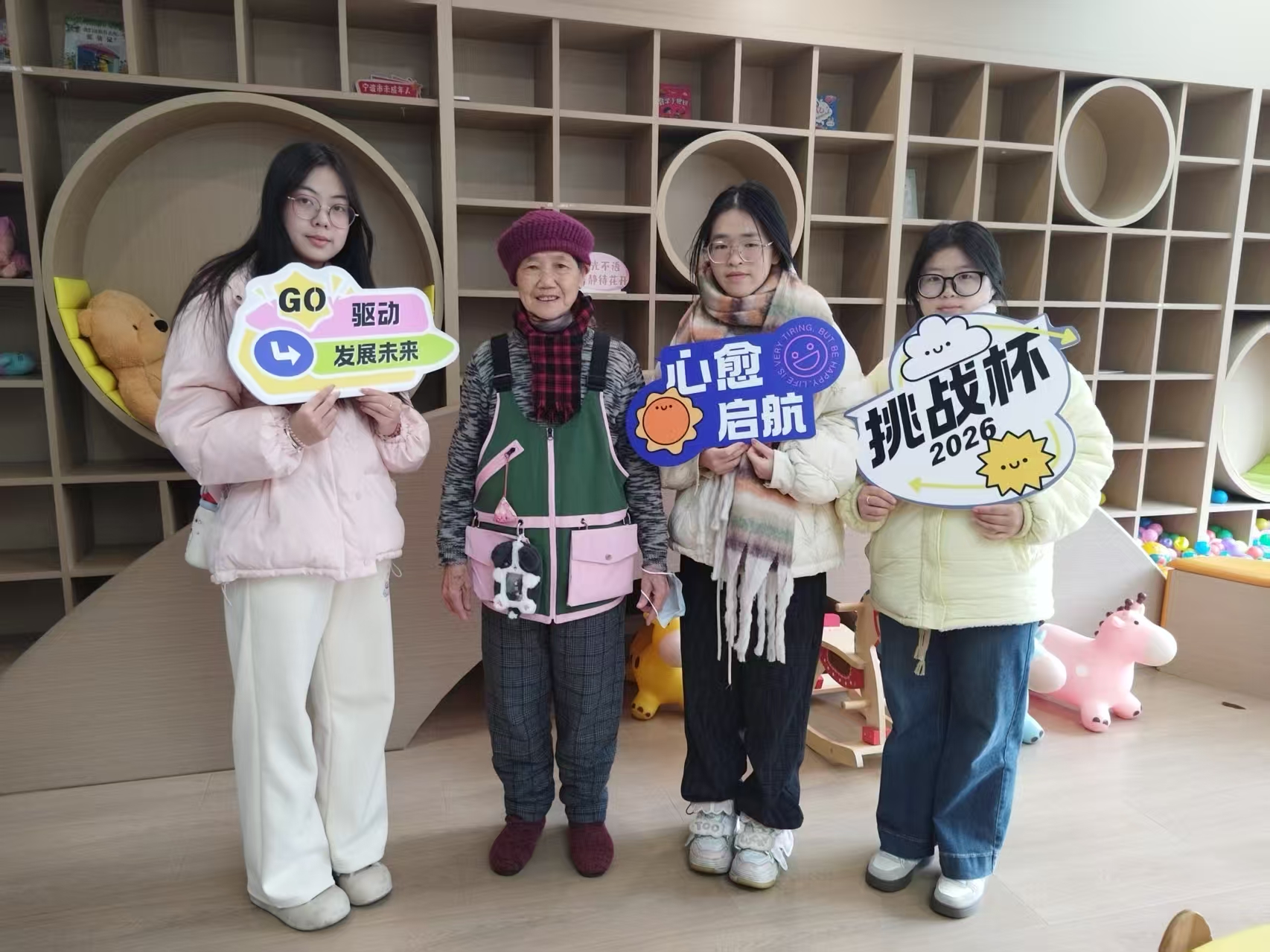 浙江紡織服裝職業(yè)技術學院學生團隊研發(fā)的“暖心馬甲” 學校供圖.jpg