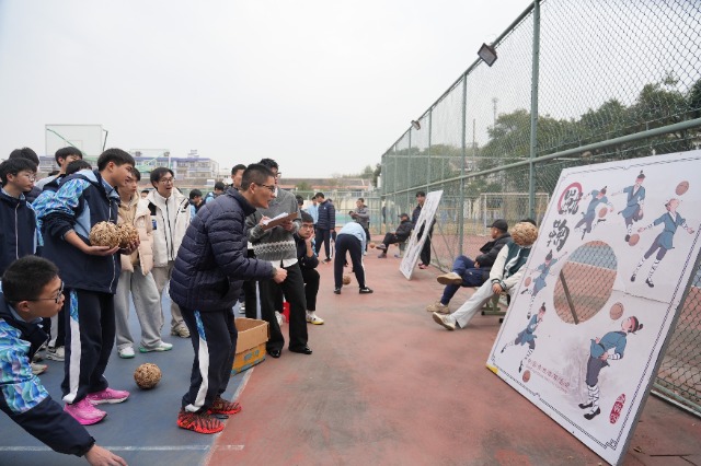 寧波正始中學學生體驗“蹴鞠”傳統(tǒng)體育項目 學校供圖.jpg