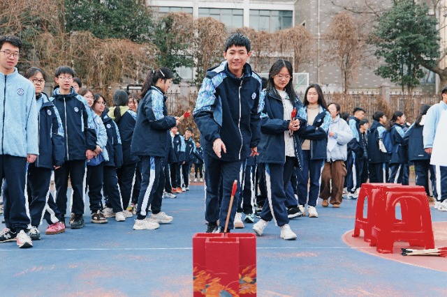 寧波正始中學學生體驗“射藝”傳統(tǒng)體育項目 學校供圖.jpg