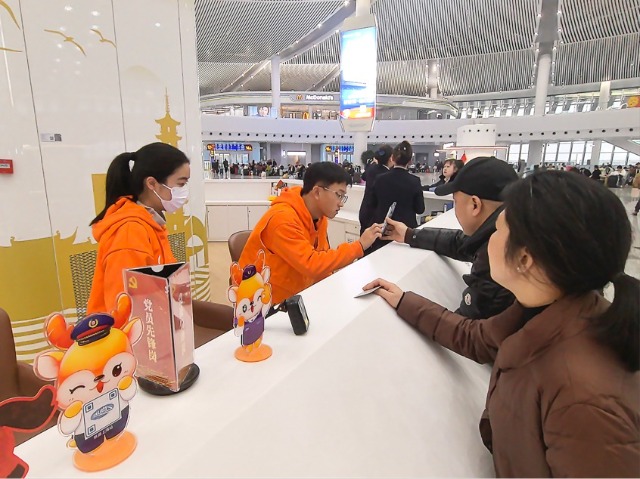 東華大學(xué)“小甜橙”在志愿服務(wù)中。學(xué)校供圖