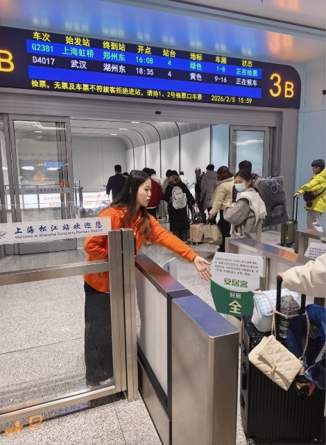 東華大學(xué)“小甜橙”在志愿服務(wù)中。學(xué)校供圖